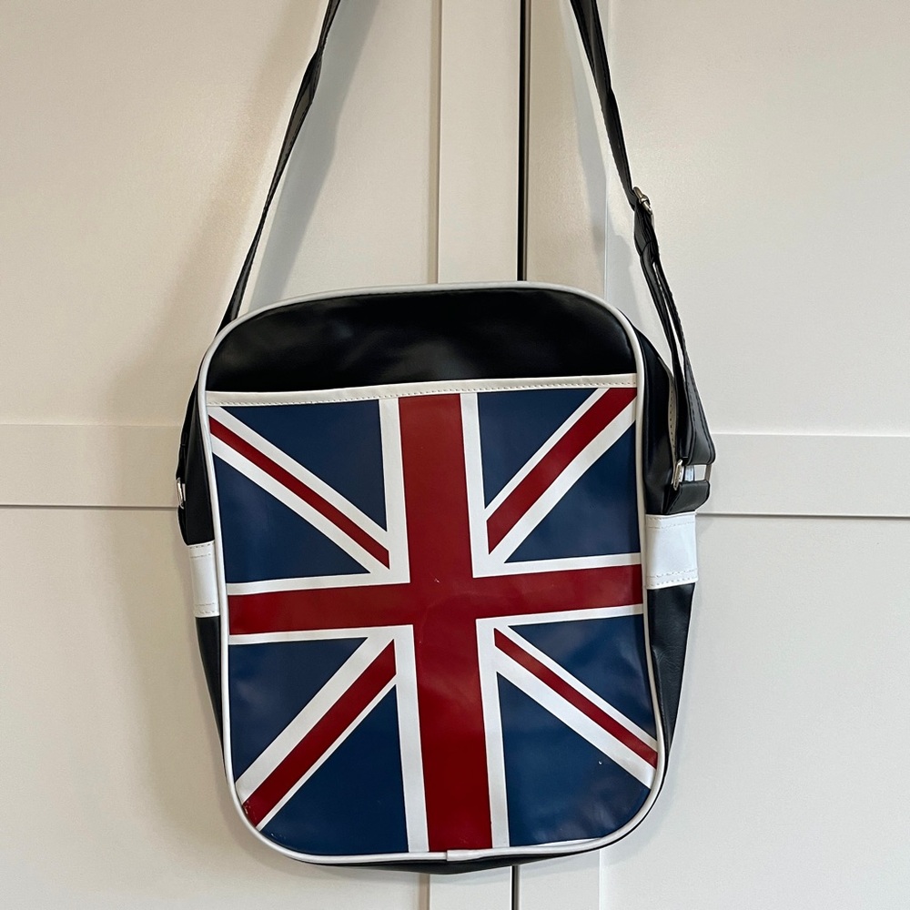 5/$20 Union Jack Shoulder Bag (Zipper not working)